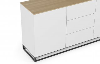 Buffet WHITY 2 blanc mat 180cm 2 portes/3 tiroirs Plateau en bois de chêne clair avec pieds noir métal